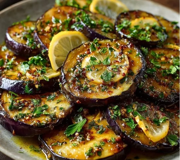 Aubergine rôtie au citron et à l'ail, prête à servir
