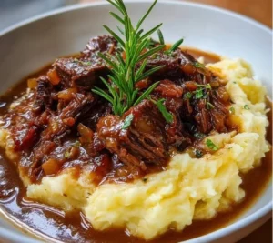 Plat de Boeuf Braisé en Sauce et Purée Maison, cuisine française traditionnelle.