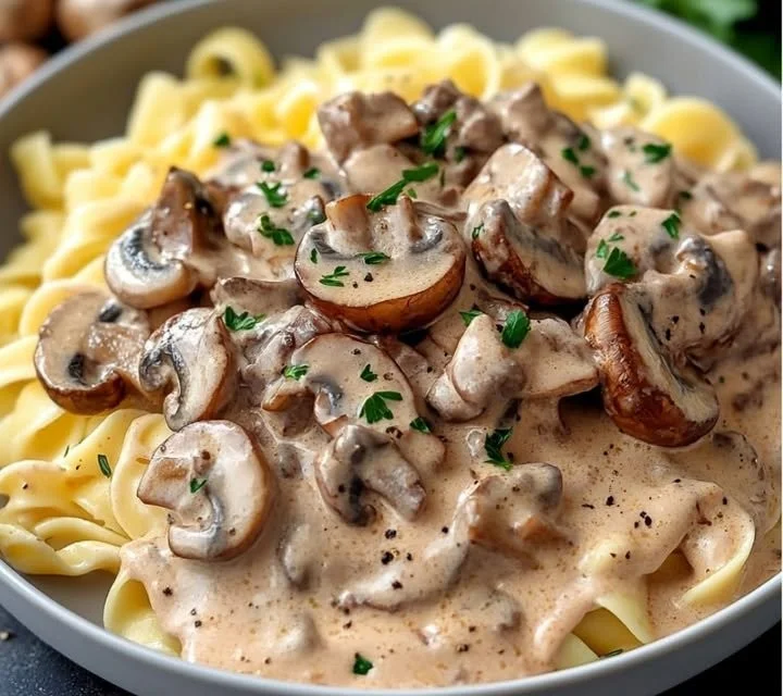 Bœuf Stroganoff crémeux aux champignons fondants dans une assiette