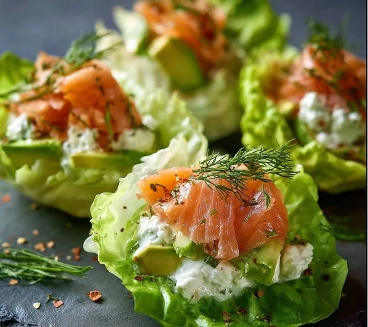 Coupelles de laitue avec truite fumée, avocat et fromage blanc