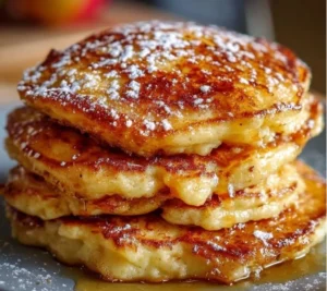Crêpes levées aux pommes garnies de caramel et de cannelle
