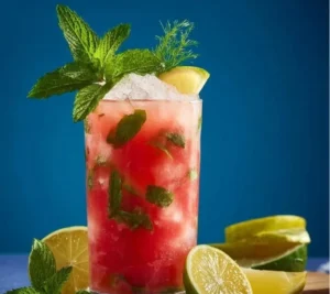 Mojito à la pastèque garnie de menthe et de lime dans un verre décoratif