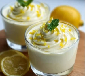Mousse au citron crémeuse et légère servie dans un bol élégant.