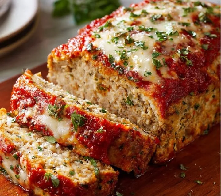 Pain de viande au poulet et parmesan, savoureux et facile à préparer.