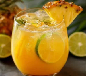 Punch Limonade Tropicale à l’Ananas dans un verre décoré