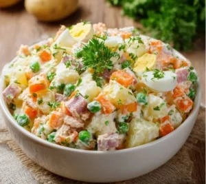 Salade Russe traditionnelle avec légumes et mayonnaise