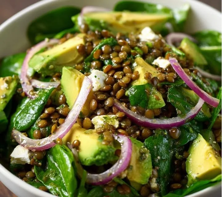 Salade Verte avec Lentilles, Épinards, Avocat et Sauce Citron-Gingembre